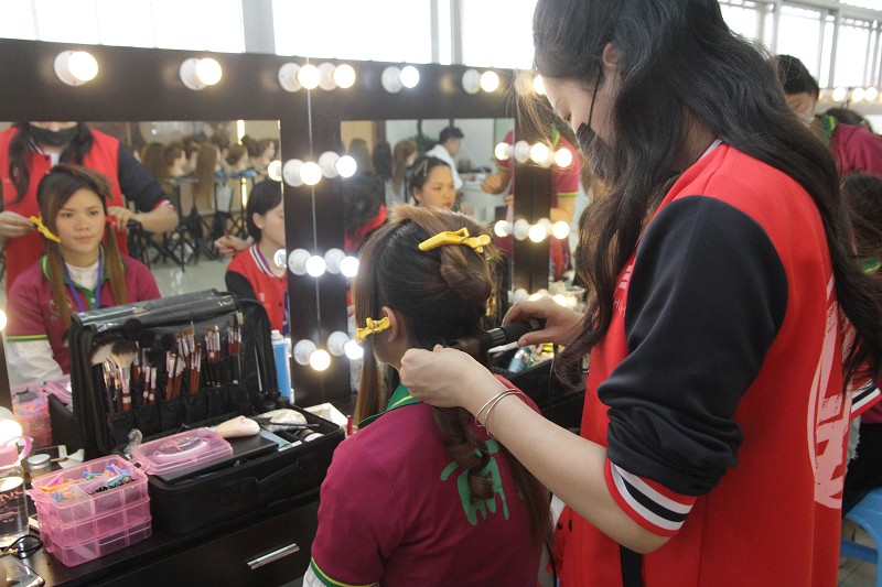 南寧化妝學校 盤發(fā)練習