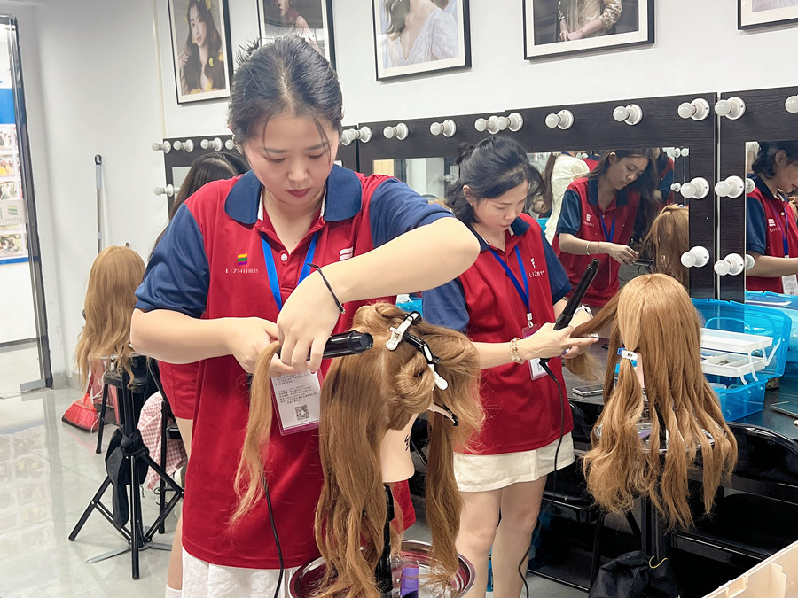 卷發(fā)護理技巧，廣西燙染技術學校課程