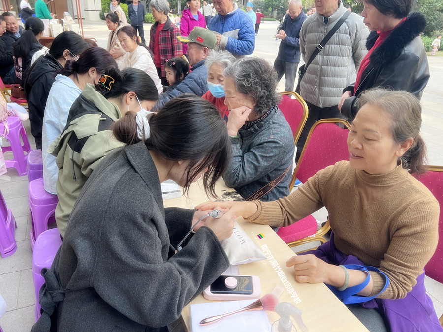 南寧美甲學(xué)校公益活動(dòng)，一場(chǎng)有意義的外出教學(xué)